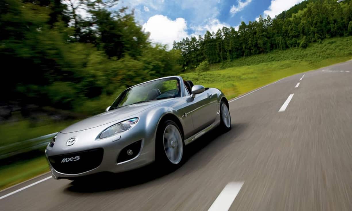 Frisch ab Werk und längst schon ein Klassiker: Der knackige Japaner punktet mit unschlagbarem Preis-Leistungs-Verhältnis und Fahrspass pur. Dafür sorgen das geringe Gewicht und der Heckantrieb: Hier steht ein echter
Kurvenwetzer mit Windgarantie, mit dem es sich auch ganz gemütlich
durch die Berge bummeln lässt. Angeboten werden zwei Motorisierungen mit 126 und 160 PS (ab 28'900 Franken). Wer den MX-5 das ganze Jahr fahren will, kann auch eine Version mit elektrischem Falt-Hardtop ordern.