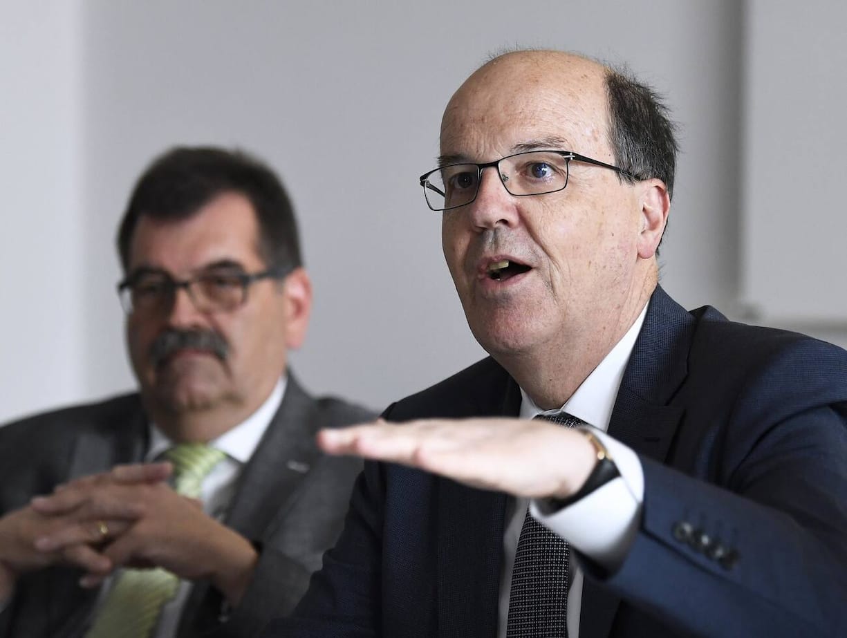 ABD0064_20190711 - WIEN - ÖSTERREICH: Bombardier Schweiz Geschäftsführer Stephane Wettstein und der Direktor der Verkehrsbetriebe Zürich Guido Schoch (R.) im Rahmen einer Präsentation der Straßenbahn Flexity Zürich am Donnerstag, 11. Juli 2019, bei Bombardier in Wien. - FOTO: APA/ROBERT JAEGER