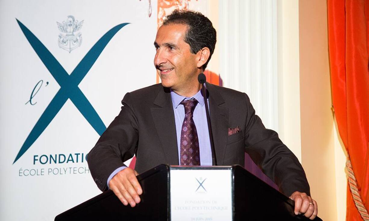 Wallis: Patrick Drahi Patrick Drahi verdient sich sein Vermögen von 9 bis 10 Milliarden Franken im Bereich Telekommunikation. Über seinen Kommunikationskonzern Altice ist er unter anderem am französischen Mobile- und Kabelnetzbetreibers Numeri-cable-SFR beteiligt.KFlickr/CC