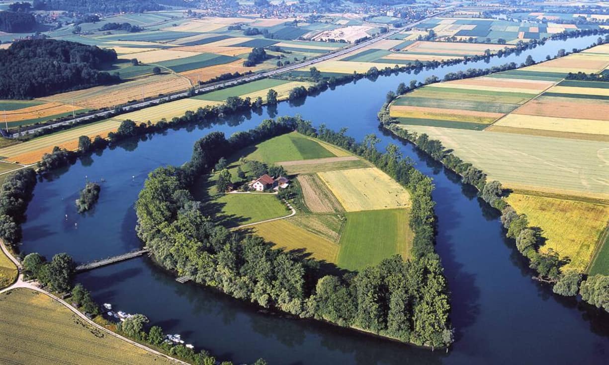 Die Insel Länggrien ist seit fünf Generationen die Heimat und Lebensgrundlage einer Schweizer Familie, die ihre gut zehn Hektar Fläche landwirtschaftlich bewirtschaftet. Sie befindet sich im Fluss Aare im Kanton Solothurn.Vladi Private Islands