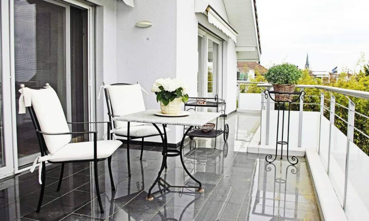 Die gross dimensionierten Schlafräume im Obergeschoss sind lichtdurchflutet und die 23 m2-grosse Terrasse bietet Sicht auf die Bergwelt und das Tal des Sempachersees.