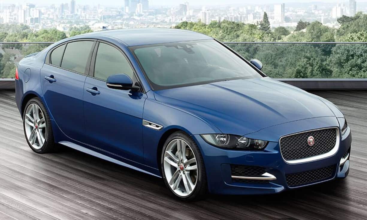 Die britische Tata-Tochter Jaguar lanciert im Juni die neue Limousine XE. Sie ist zwar kleiner als das XF-Modell, setzt aber weiterhin auf das klassische Styling. Ab 45'500 Franken ist man dabei.