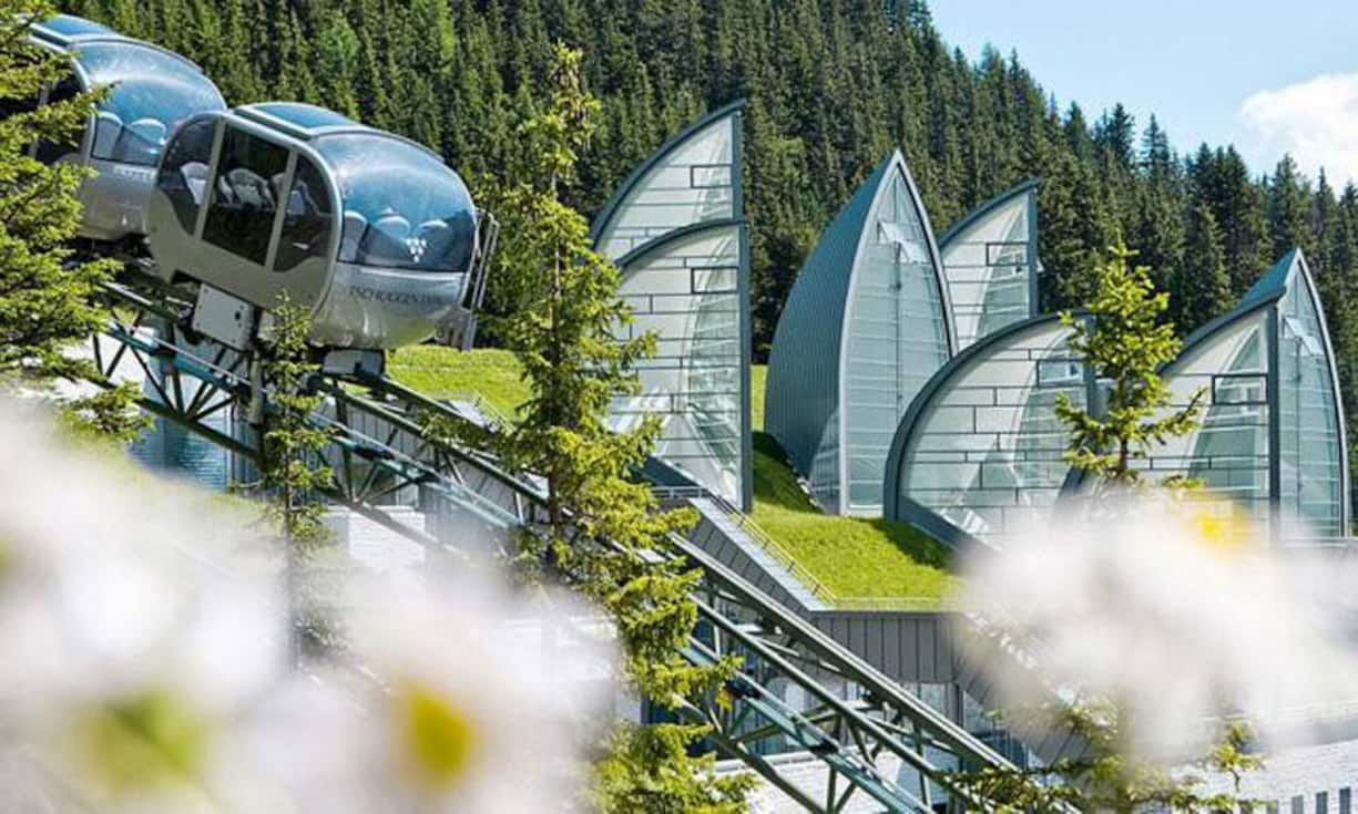 Platz 8: Tschuggen Grand Hotel, Arosa.Das Tschuggen Grand Hotel in Arosa begeistert mit einzigartigem Wellbeing-Bereich unter farbig illuminierten Glas-Segeln und dem hauseigenen «Tschuggen Express», der in drei Minuten ins Ski- und Wandergebiet führt. Bei den ältlichen Hotelkorridoren hörte die Investitionsfreude leider auf.