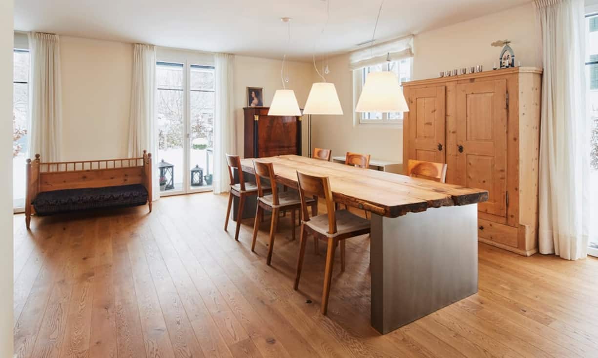 Die Küche ist mit dem offenen Wohn-Essbereich verbunden...