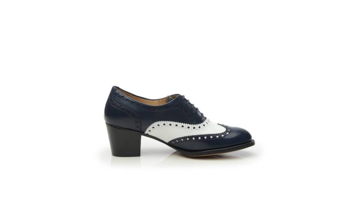 Kontrastreich:  Shoepassion Mit einem schlichten Business-Outfit kombiniert, kommen diese Full-Brogue Oxford in Blau und Weiss richtig gut zur Geltung. Preis 250 Franken