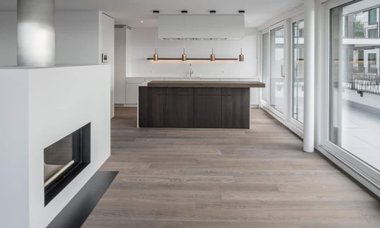 Im Attikageschoss findet man neben der Küche ein freistehendes Doubleface-Cheminée.