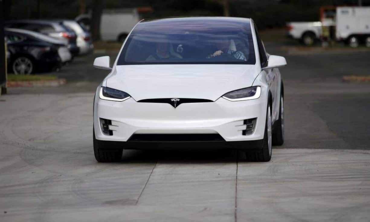 Das Model X hat einen biologischen Luftfilter, der gereinigte Luft in Ihr Auto lässt, ganz gleich was draussen vor sich geht. Der Filter soll selbst vor Bio-Waffen schützen. Keystone