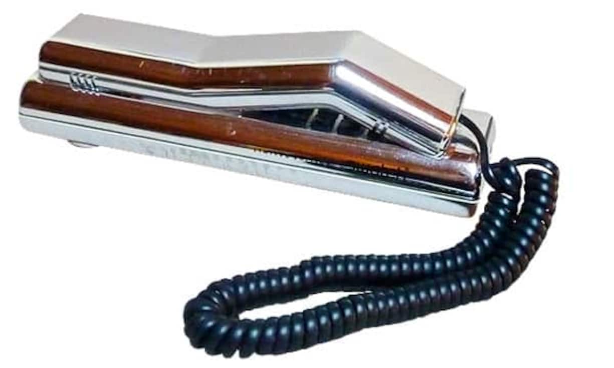 1988: Eine Diversifikation mit Telefonen floppt.