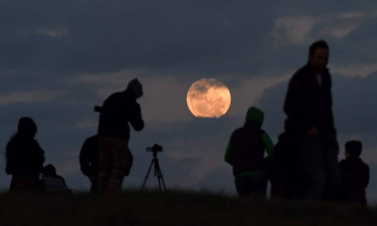 Auch in Australien zog es die Leute in Scharen zum Mondbeobachten.