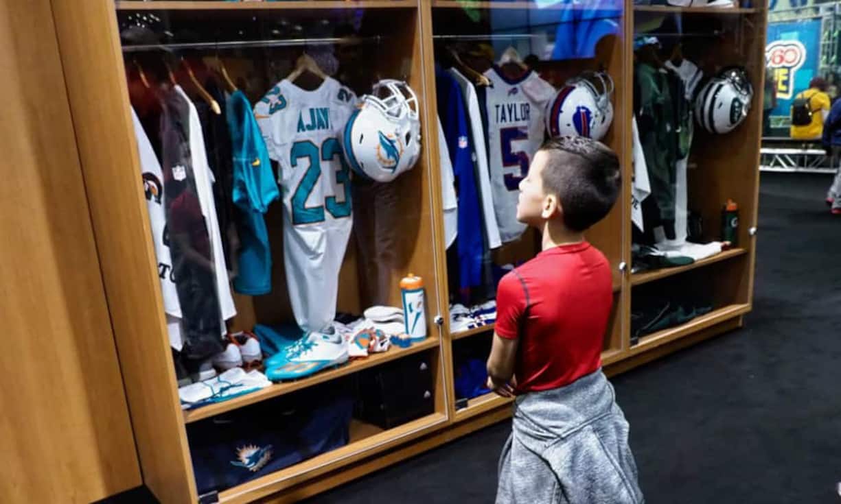 ... gibt es für die Fans auch einen Einblick in die Spielergarderobe - in Form einer Replika wenigstens.