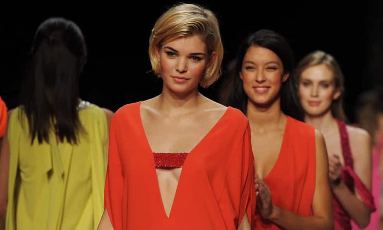 ... lief Model Luisa Hartema und präsentierte an den Eröffnungstagen 2012 die Kollektion des Labels «Laurel».