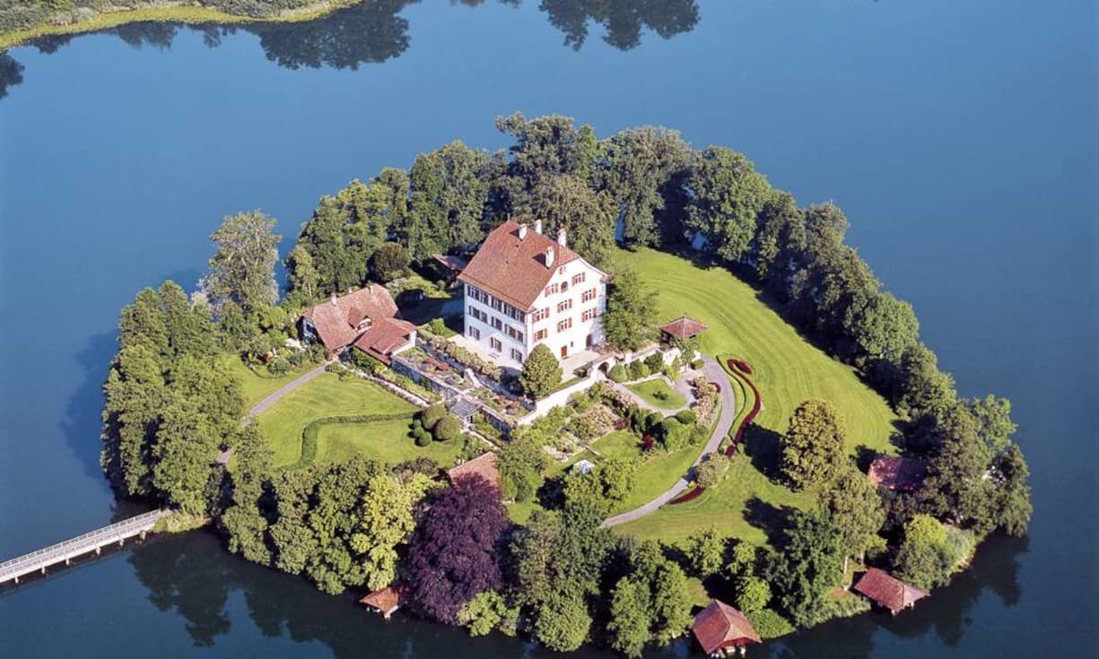 Im Kanton Luzern liegt im Mauensee die Insel Schloss Mauensee. Der Eigentümer ist ein Luzerner Wirtschaftsdiplomat und Kunstmäzen, der seit 1998 auf dem Anwesen lebt.Vladi Private Islands