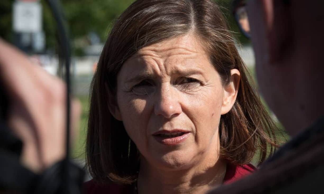 Katrin Göring-Eckardt (Grüne, 51): Die Thüringerin war 1989 in der DDR an der Gründung der Bürgerbewegung Demokratie Jetzt beteiligt, die im Bündnis 90/Die Grünen aufging. Ihr Theologiestudium schloss sie nicht ab, sie ist aber in der evangelischen Kirche aktiv. Die zweifache Mutter gehört wie Özdemir zum Realo-Flügel der Öko-Partei. Dieser steht einer «schwarz-grünen» Koalition mit Merkels Christdemokraten aufgeschlossener gegenüber als die Parteilinke.