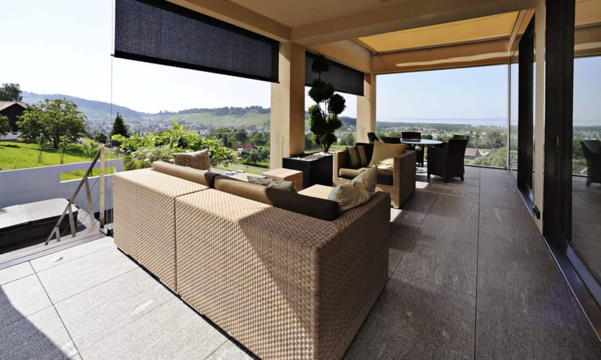 ...von der gedeckten Terrasse aus, hat man eine Weitsicht, die bis zum Bodensee reicht. Den Preis erfährt man auf Anfrage. (Quelle/Bilder:
Engel & Völkers)