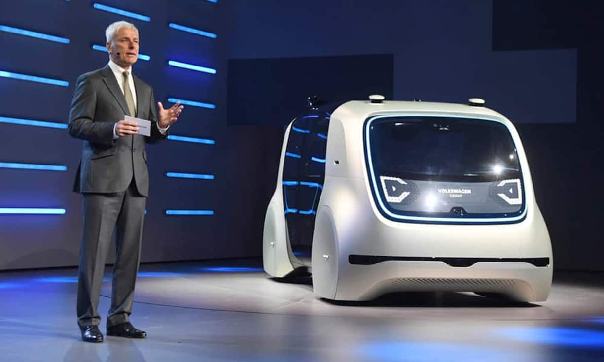 Die neuen Ideen von VW am Autosalon in Genf:Löst ein solches Gefährt einmal den VW Golf ab? Konzernchef Matthias Müller präsentiert das Konzept eines autonomen Autos mit dem Namen «Sedric»...