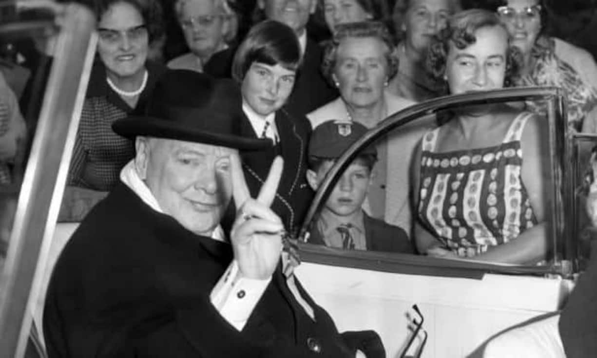 Die grosse Popularität des Zeichens hat ihren Ursprung wohl in Belgien: In einer Radioansprache 1941 in der BBC rief der ehemalige belgische Justizminister Victor de Laveleye seine Landsleute auf, das «V» zu verbreiten. Denn «V» steht nicht nur für das englische «victory», sondern auch für das französische «victoire» und das niederländische «vrijheid». Bild: Churchill in England, 8. Okt. 1959. Quelle: Keystone.