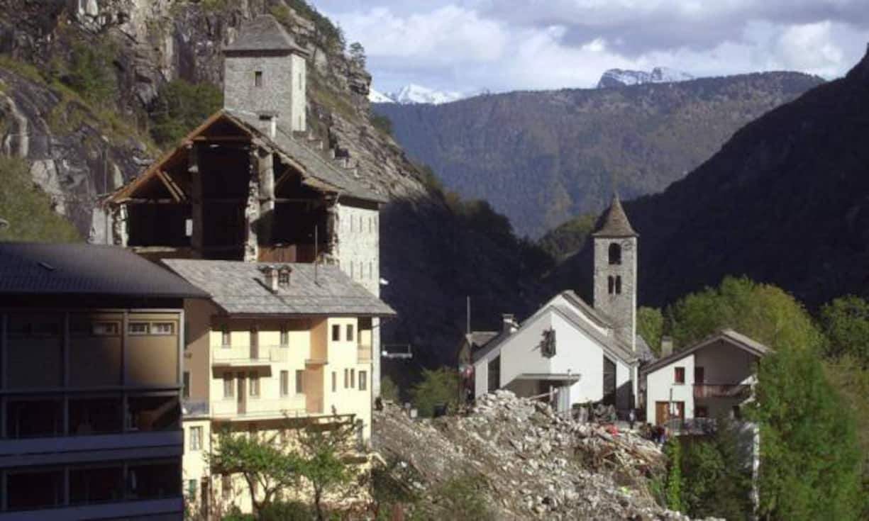 Im Weltrisikobericht 2016 werden die Gefahren von Erdbeben, Wirbelstürmen, Überschwemmungen, Dürren und einem Meeresspiegelanstieg berücksichtigt. Entscheidend ist zudem, dass diese Risiken mit anderen gesellschaftlichen Faktoren verbunden werden.
Die Schweiz steht trotz regelmässigen Naturkatastrophen sehr gut da und kommt auf Platz 155 von 171 Ländern. Als reiches Land kann sie die Bevölkerung effektiv schützen und unterstützen.