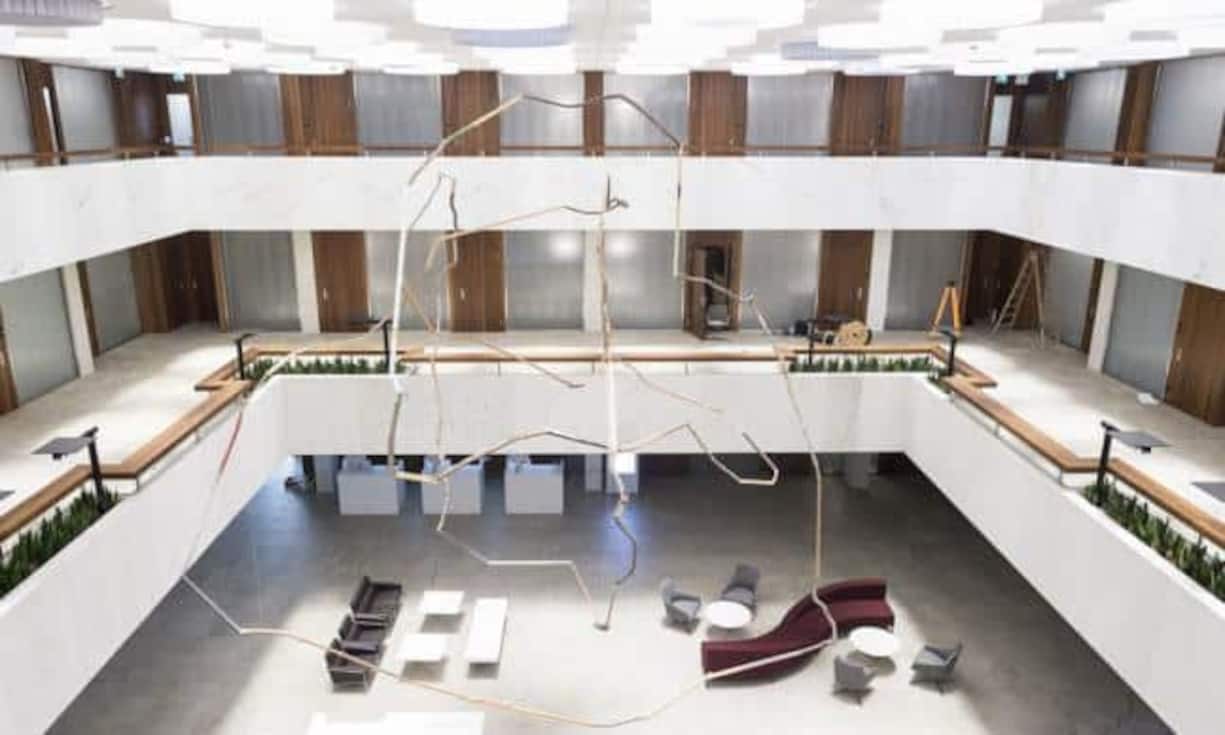 Die Halle wurde um einen Stock erhöht und mit einer zusätzlichen Galerie versehen.