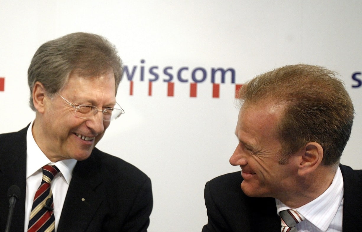 Carsten Schloter, rechts, CEO Swisscom und Anton Scherrer, links, VR-Praesident strahlen an der Bilanzmedienkonferenz in Zuerich am Dienstag, 13. Maerz 2007. Die Swisscom hat im vergangenen Jahr bei knapp gehaltenem Umsatz einen Fuenftel weniger Gewinn gemacht. Der Reingewinn sank im Vorjahresvergleich um 20,9 Prozent auf 1,599 Milliarden Franken (KEYSTONE/Walter Bieri)
