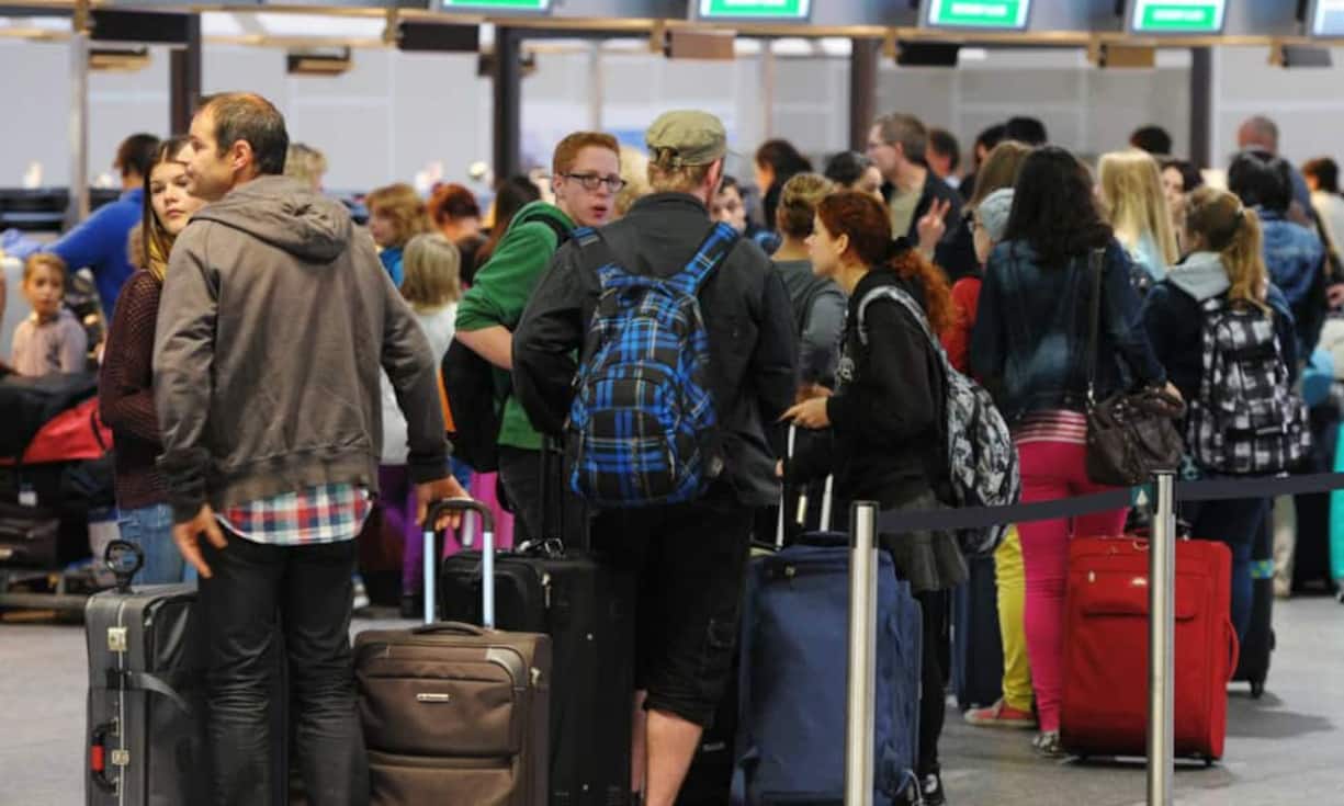 Die Drängler: Diese Gruppe ist unter den Flugpassagieren weit verbreitet. Es geht schon am Terminal los: Wenige Minuten bevor der Flug aufgerufen wird, bildet sich bereits eine Schlange. Im Flugzeug geht das Gedränge dann weiter, denn jeder möchte so schnell wie möglich an seinem Platz sitzen. Wer den Fehler macht, kurz sein Gepäck einräumen zu wollen und damit den Gang für wenige Sekunden blockiert, erntet sofort genervte Blicke. Dabei gilt: Am Ende warten wir alle gleich lange.