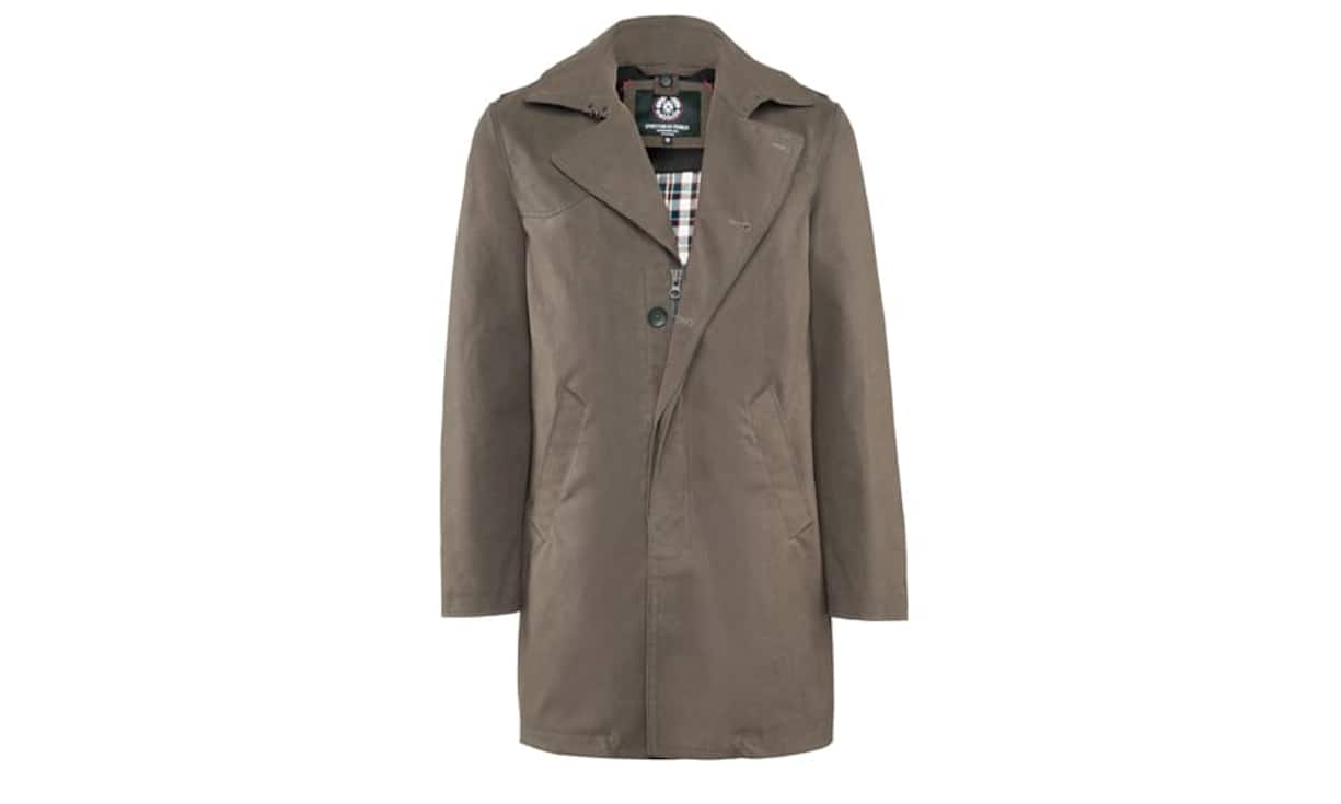 Schlicht: NabholzAus hochwertigem und gewachstem Baumwollstoff gefertigt, ist diese Jacke nicht nur ein Hingucker, sondern extrem wasserabweisend. Sie kann wahlweise mit einer warmen
Innenjacke ausgestattet werden. Weitere Extras: eine verschliessbare Innentasche für Tablet PC und Smartphone. Preis 689 Franken