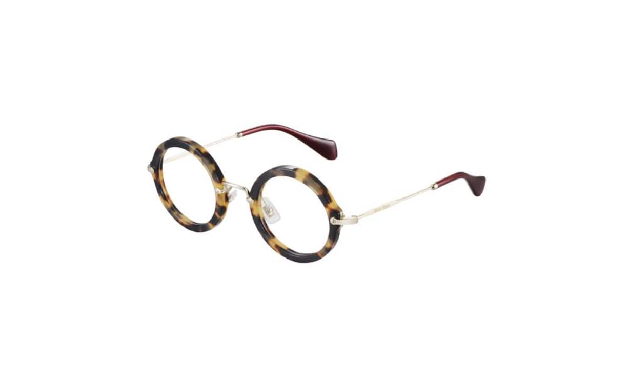 Runde Sache: Miu Miu Farbige Acetatringe und das eingravierte Logo an den schmalen Metallbügeln verwandeln diese Brille in ein Must-have. Die matte Acetatversion gibt es in den Farbtönen Opalgrau, Schildpatt, Rauchgrau und Rosa. Preis 417 Franken