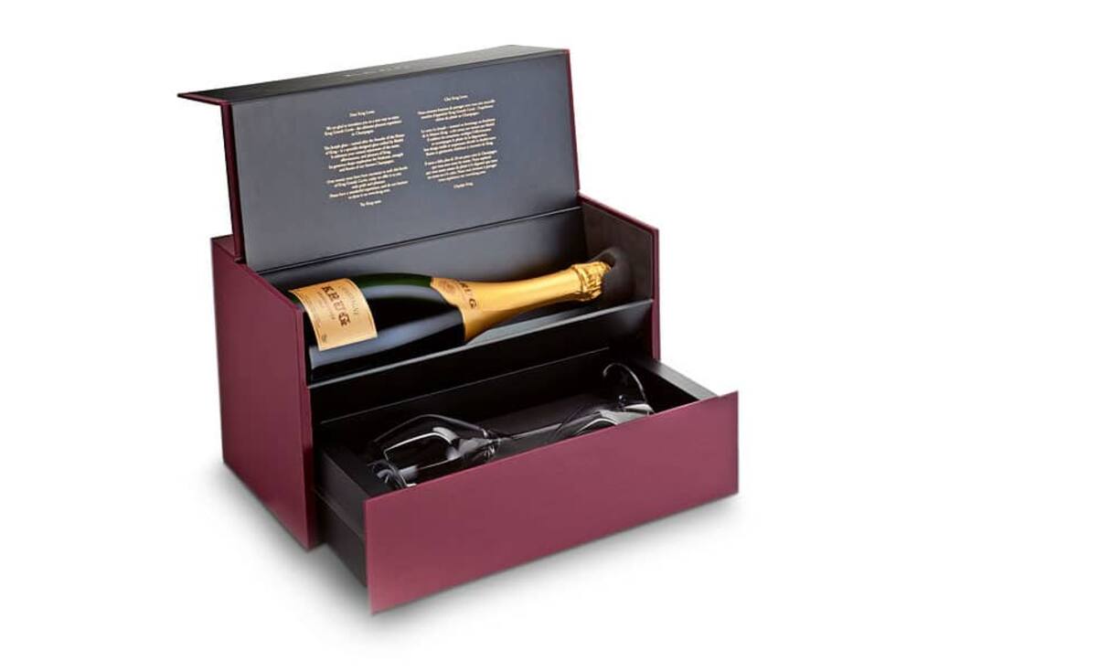 KrugUm den Krug Grande Cuvée besonders als Verliebte zu verkosten, enthält diese Box eine Flasche und zwei Gläser (229 Franken).