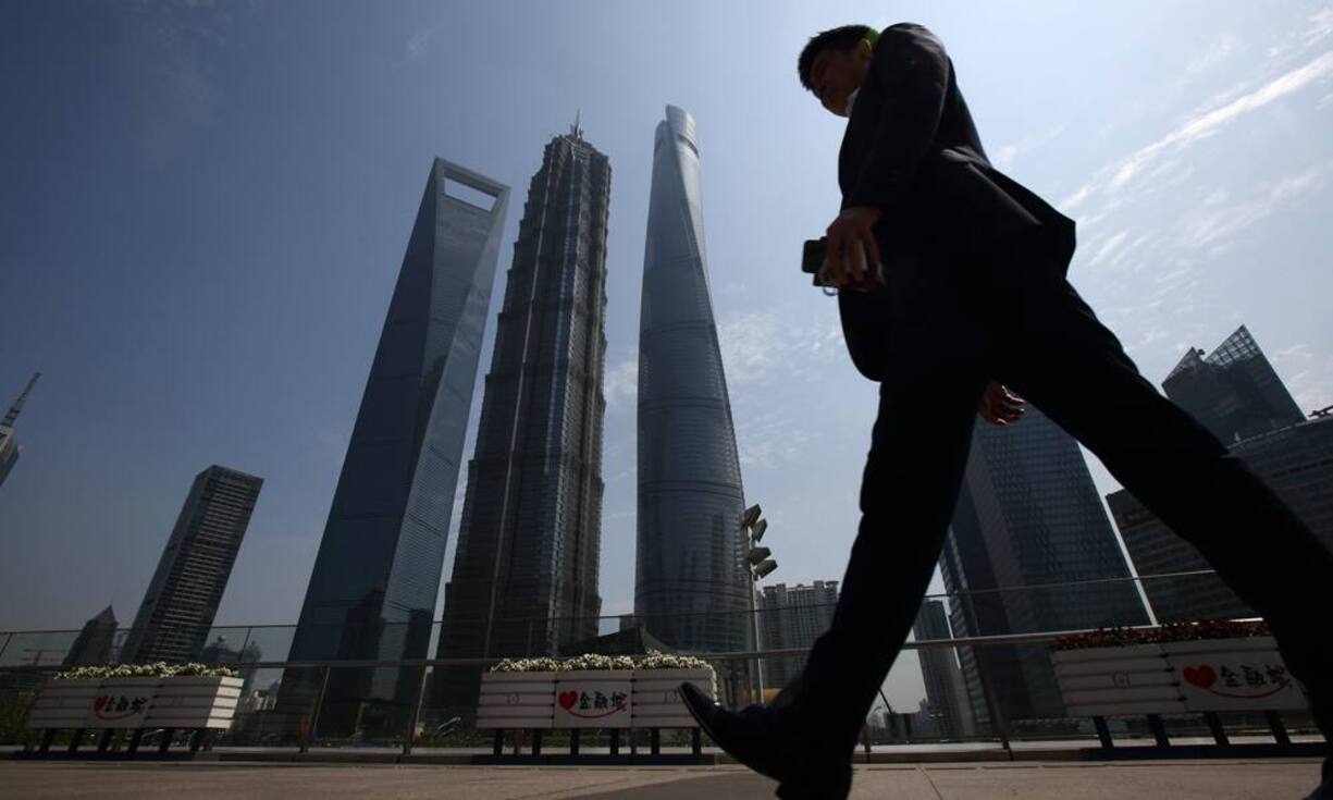 Platz 8: Shanghai World Financial Center, Shanghai Mit seiner markanten Spitze ähnelt das Hochhaus (2.v.l.) der Form eines aufrecht stehenden Flaschenöffners. Der Wolkenkratzer verfügt über drei Aussichtsebenen – die höchste befindet sich im 100. Stockwerk auf rund 474 Metern Höhe.