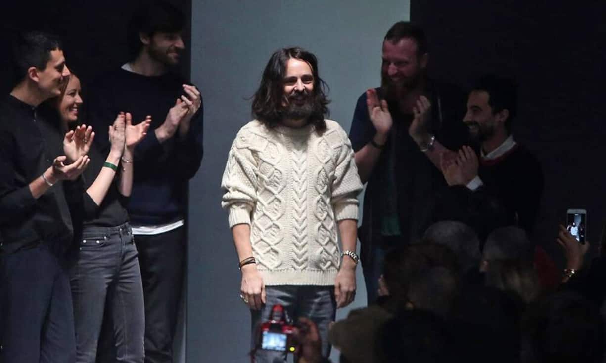 Für die Mailänder Männer-Modewoche - «Milano Moda Uomo» - stellte der bisherige Chefdesigner von Gucci-Accessoires mit einem Team in sehr kurzer Zeit die Männerkollektion für Herbst/Winter 2015/16 fertig. Er wird als Nachfolger von Kreativdirektorin Frida Giannini gehandelt. Was auffällt: Der Gucci-Mann trägt 2015 keinen Schlips, dafür Schleife und Schal.