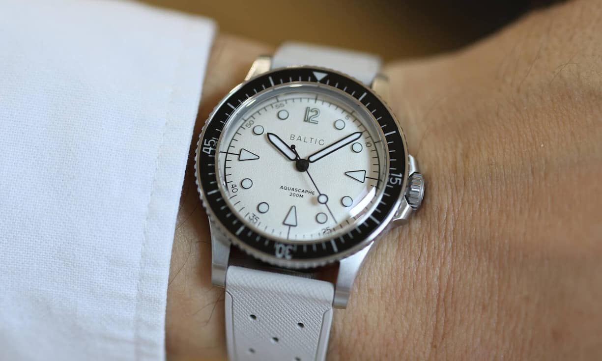 Die Aquascaphe Mk2 gibt’s in zwei Grössen, hier die weisse Option mit dem grösseren, 39,5 mm grossen Gehäuse.