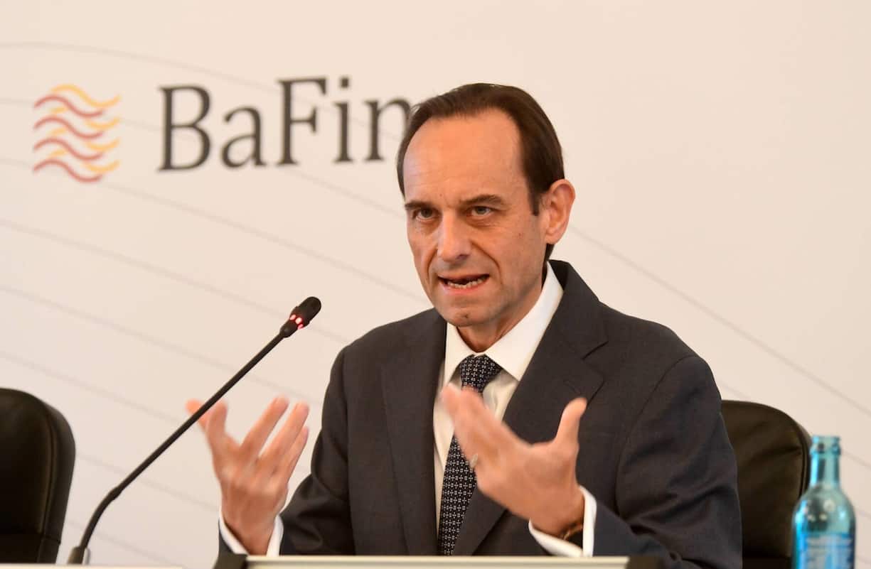 Ex-Finma-Chef Mark Branson (o.l.) soll die Einführung der Kapitalerleichterungen verschleiert haben – dabei ­waren die Zahlen im Markt trans­parent.