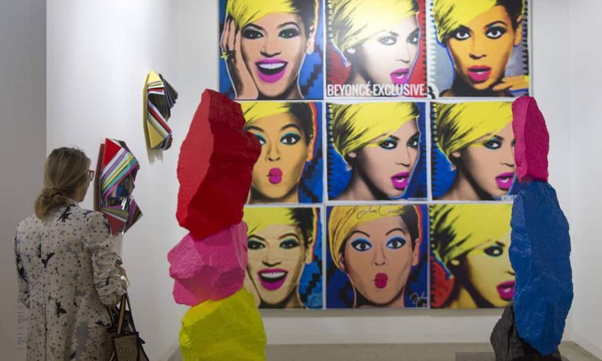 Im Hintergrund das Bild «Beyonce» vom Amerikanischen Künstler Jonathan Horowitz ausgestellt an der Art Basel.
