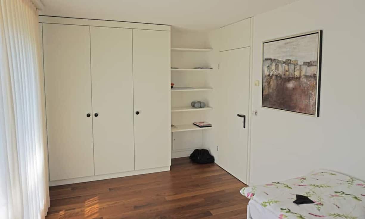 Die Kinderzimmer verfügen über praktische Einbauschränke.