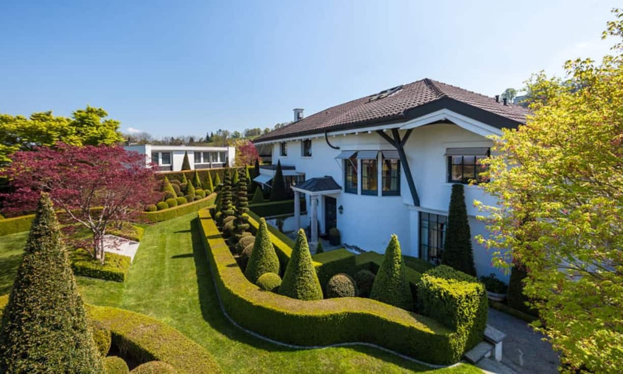 Aufgrund Baustil, Lage und einer Grundstücksfläche von 2'620 Quadratmetern ist Diskretion garantiert.