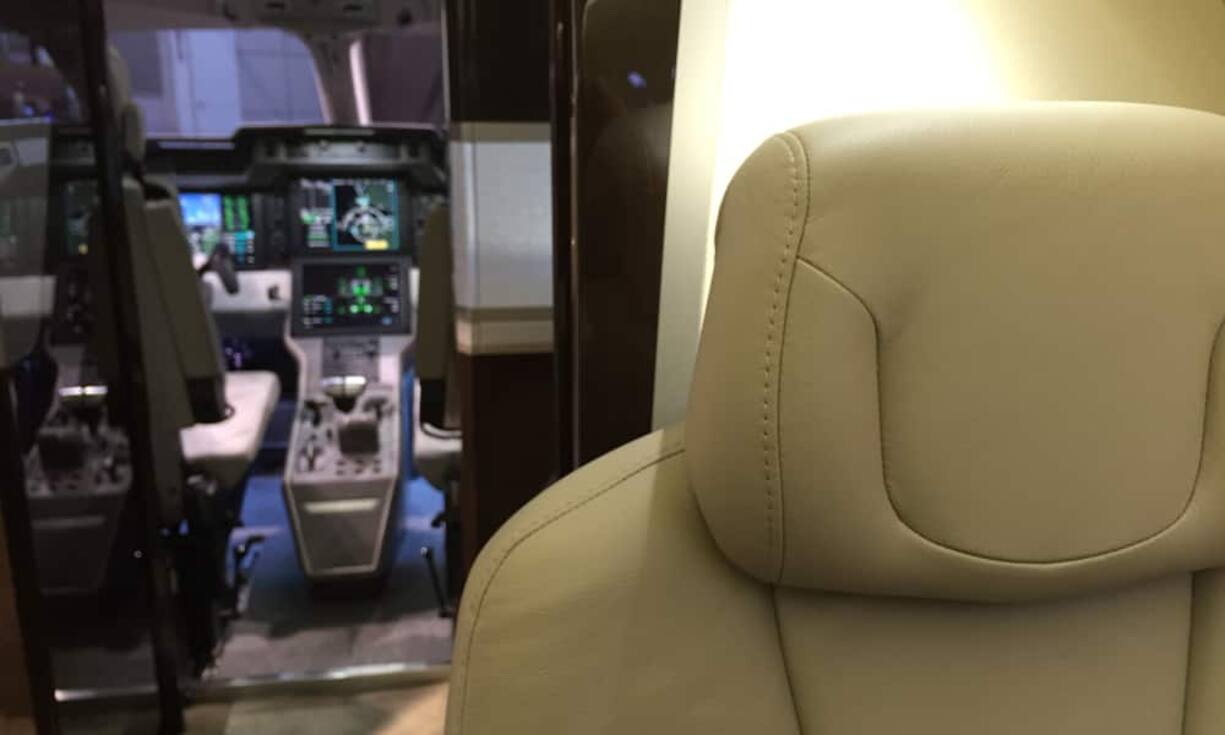 Am Stand in der Palexpo-Halle präsentiert Pilatus erstmals die serienmässige Innenausstattung des neuen Flugzeugs.