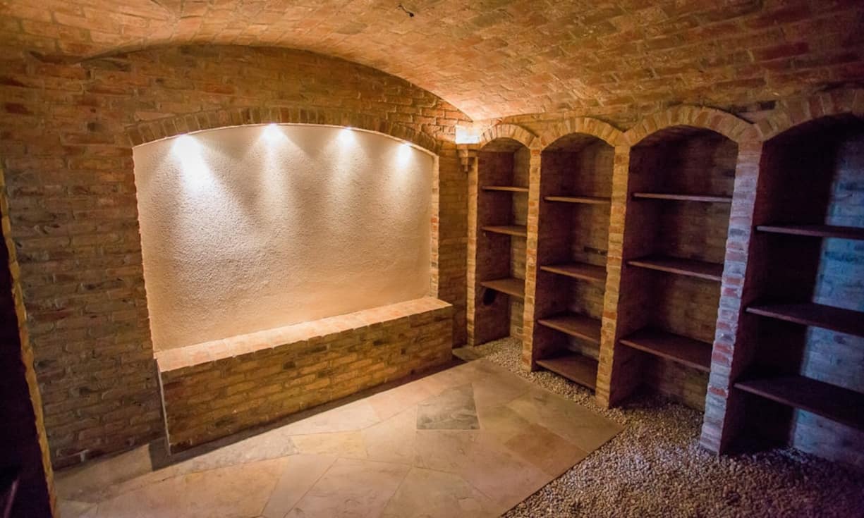 ...Weinkeller mit historischem Kellergewölbe. Den Preis erfährt man auf Anfrage.
Quelle und Bilder