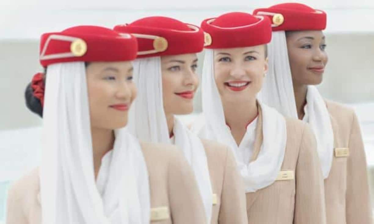 Er nimmt eher die prägnante Uniform der Emirates-Angestellten wahr.
