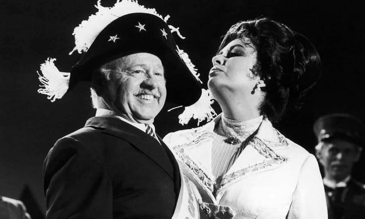 Mit Elizabeth Taylor drehte er 1981 einen «I love New York»-Werbespot. Die napoleonische Uniform zeugt durchaus von Selbstironie, denn Rooney war nicht einmal 1,60 Meter gross.