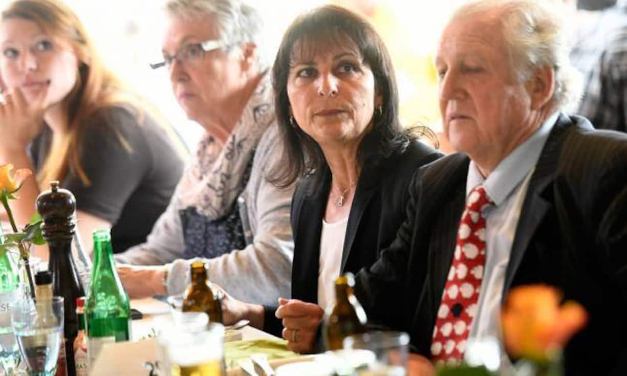 Der Abstimmungssonntag in Bildern: 
Betretene Gesichter bei den SVP-Mitgliedern, die gemeinsam die Bekanntgabe der Ergebnisse verfolgen. Mit dem Asylgesetz ist die Partei...