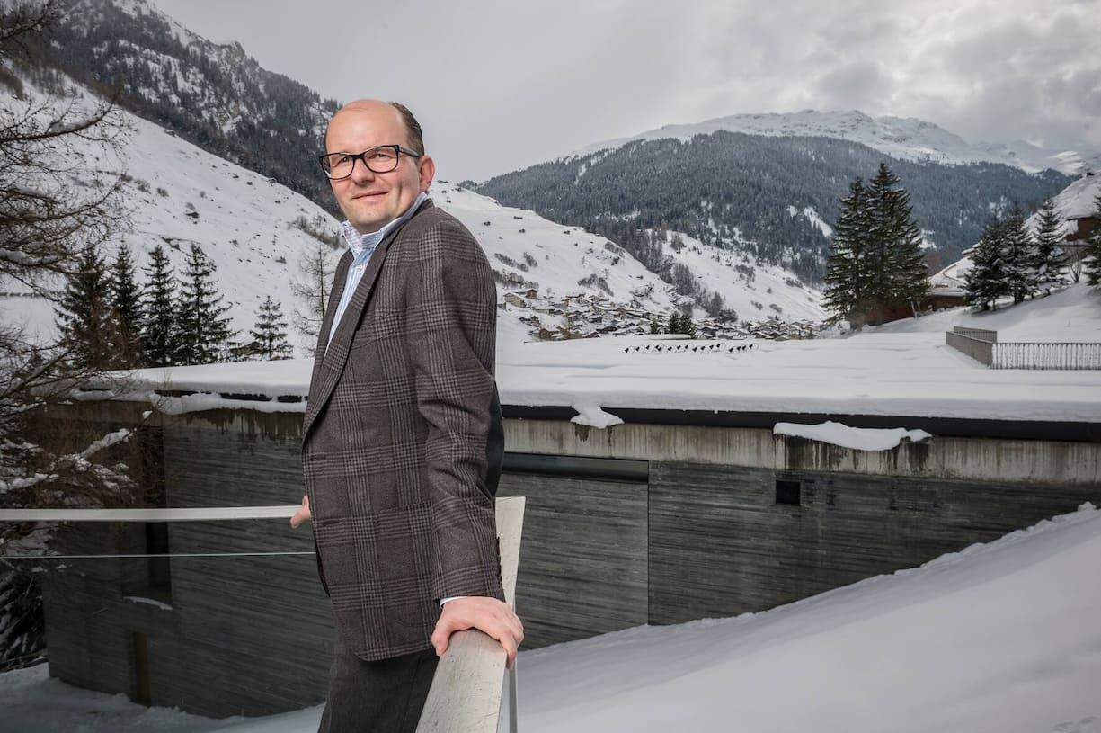Investor Remo Stoffel fotografiert am 8. MÃ¤rz 2016 im Hotel Therme in Vals. Bild Yanik BÃ¼rkli