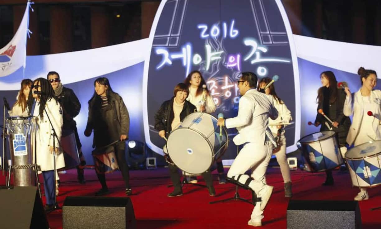 Andere lassen Politik Politik sein und tanzen ins neue Jahr.