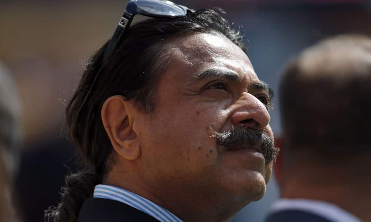 Shahid Khan kam von Pakistan in die USA, um an der University of Illinois zu studieren. Mit einem Job als Tellerwäscher hielt er sich über Wasser. Sein damaliger Lohn: 1,20 Dollar die Stunde. Heute zählt er zu den reichsten Menschen der Welt. Er leitet das US-amerikanische Unternehmen Flex-n-gate. Zudem gehören ihm unter anderem der US-amerikanische Footballverein Jacksonville Jaguars und der englische Fußballverein FC Fulham. Sein Vermögen: 4,4 Milliarden Dollar.