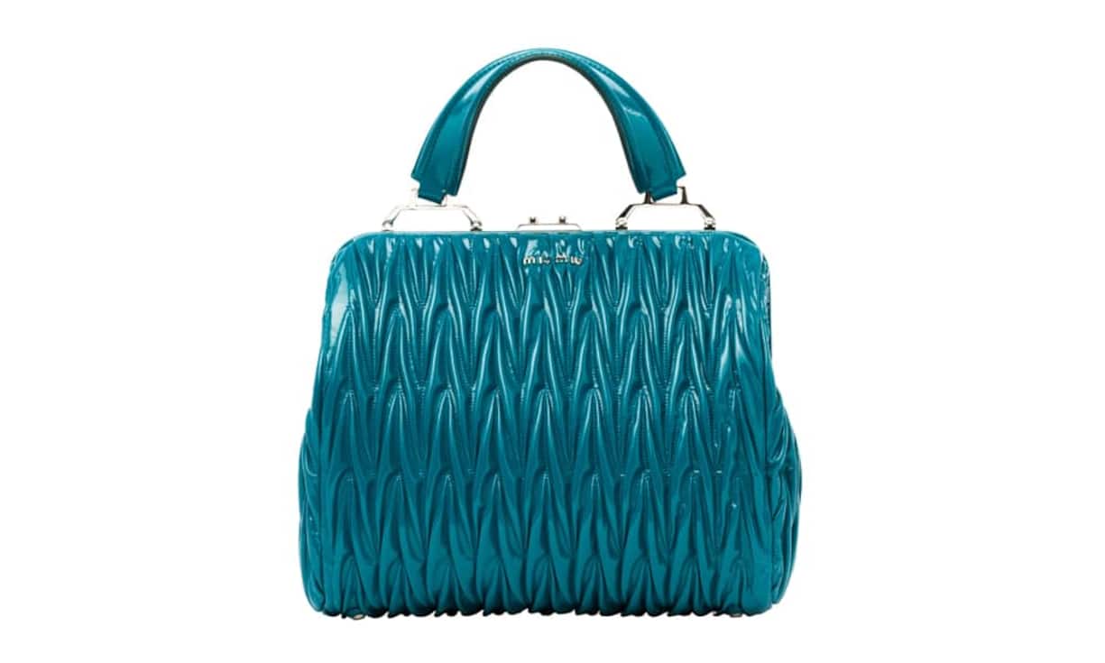 Blaue Zeit: Miu Miu Das strukturierte Lackleder im blauen Farbton wird hier mit silbernen Details kombiniert. Dank mehreren Fächern im Inneren können die wichtigsten Accessoires einer Businessfrau hier gut aufbewahrt werden. Preis 2010 Franken