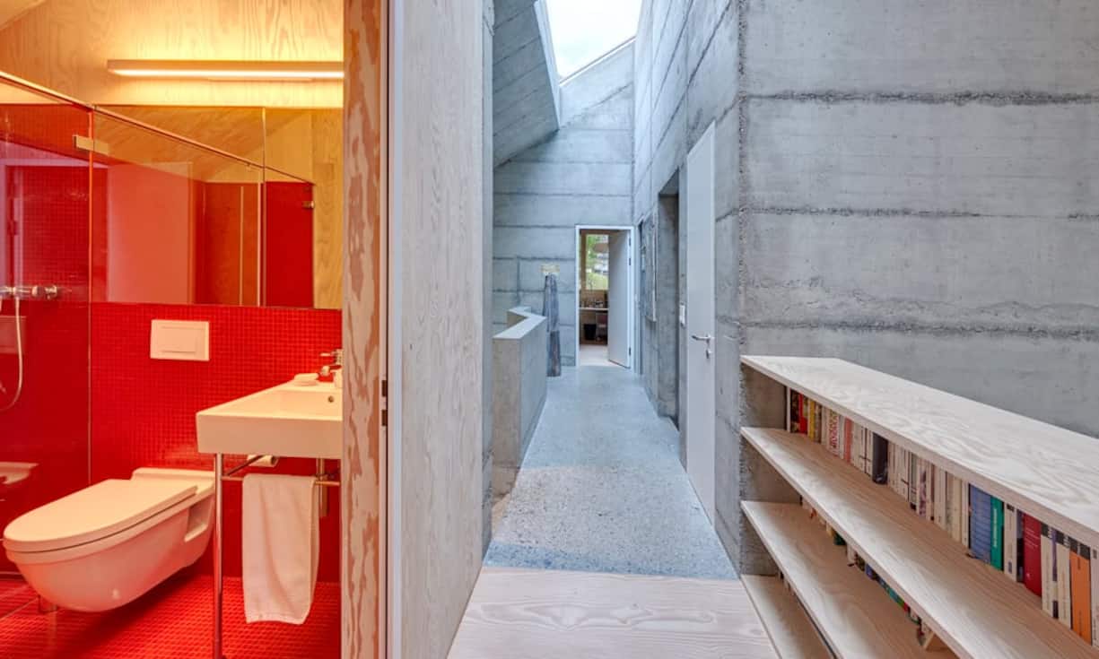 Nebst drei Badezimmern findet man im Haus auch einen Wellnessbereich mit Sauna und Tauchbecken.