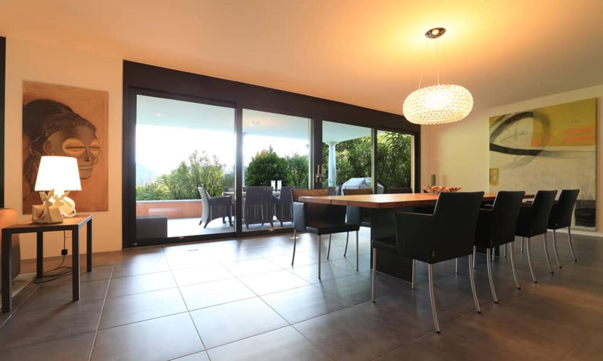 Der Wohnbereich mit Esszimmer ist 70 m² gross. Dank Fussbodenheizung sind auch keine Heizkörper zu sehen.