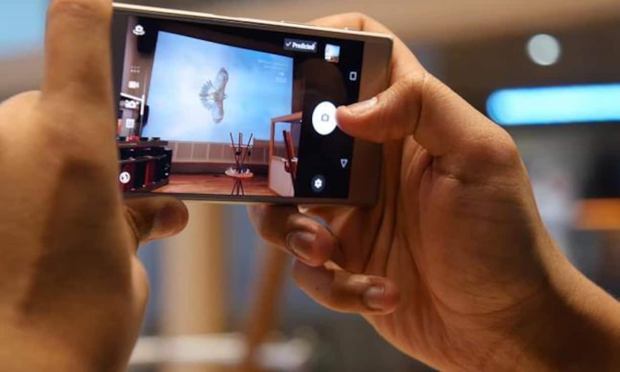 Ebenfalls Neues gibt es im Hochpreissegment: Das Xperia XZ Premium hat als erstes Smartphone ein 4K HDR Display.  first 4K HDR display in a smartphone. Ein neues Kamerasystem namens «Motion Eye», das 960 Bilder pro Sekunde machen und in Superslowmotion abspielen kann.