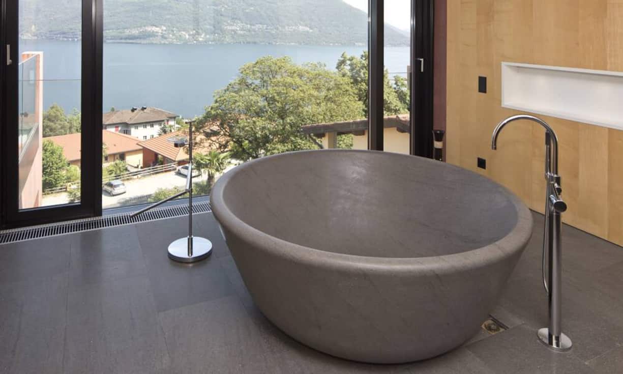 Die spektakuläre Seesicht kann auch aus der Rundwanne genossen werden. (Quelle/Bilder: 
Engel & Völkers)