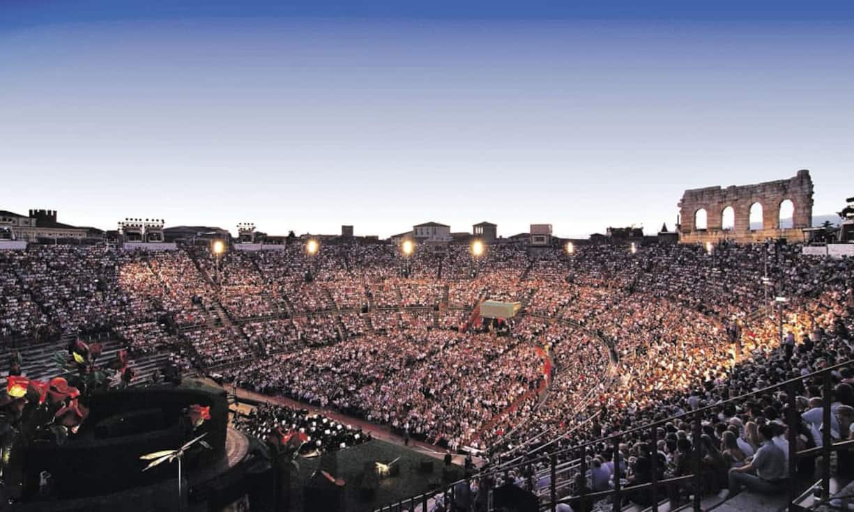 Verona - OperngenussVom 19. Juni bis 6. September 2015 erklingen fast allabendlich in der Arena di Verona Meisterwerke unter freiem Himmel. Opernliebhaber unter den Besuchern der Expo 2015 in Mailand können dank den neuen Open Tickets ganz bequem einen Abstecher nach Verona einplanen. Der Aufführungstag kann flexibel und individuell festgelegt werden.Open Ticket der tiefsten Kategorie ab 20 Euro