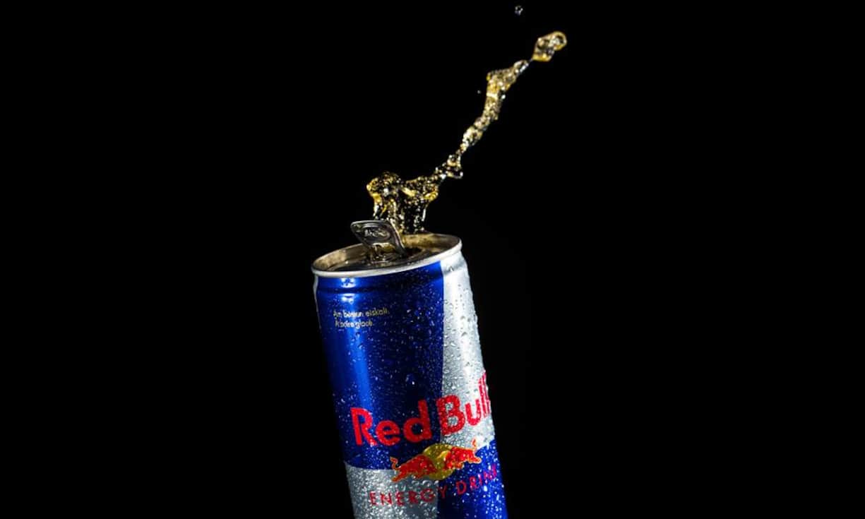 So allgegenwärtig die Werbung und das Sponsoring, so verschwiegen ist Red Bull zu Geschäftszahlen und Produktion. Und kaum einer weiss, dass Oberbulle Dietrich Mateschitz die halbe Welt mit seinem Energy Drink aus der Schweiz beliefert. Einblicke hinter die Kulissen einer ganz speziellen Firma: