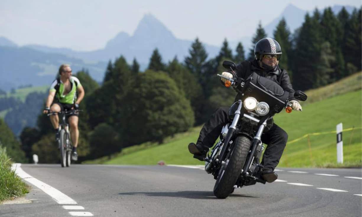 Zweiräder sind in der Schweiz sehr beliebt. Während sich die einen gerne abmühen, bevorzugen andere die motorisierte Version. Ende 2013 waren in der Schweiz rund 688.000 Motorräder und Roller eingelöst.